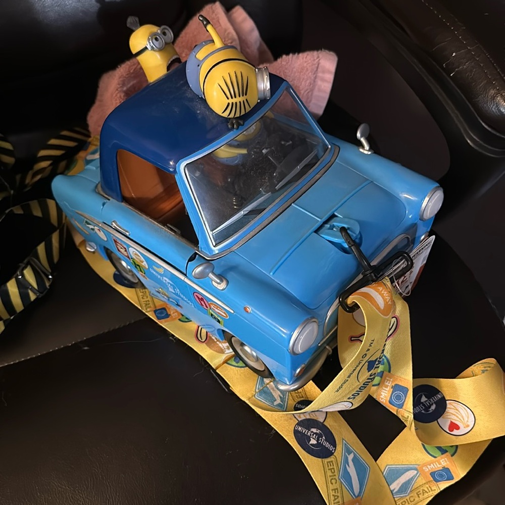 Universal minions popcorn bucket brand new still has tags on it